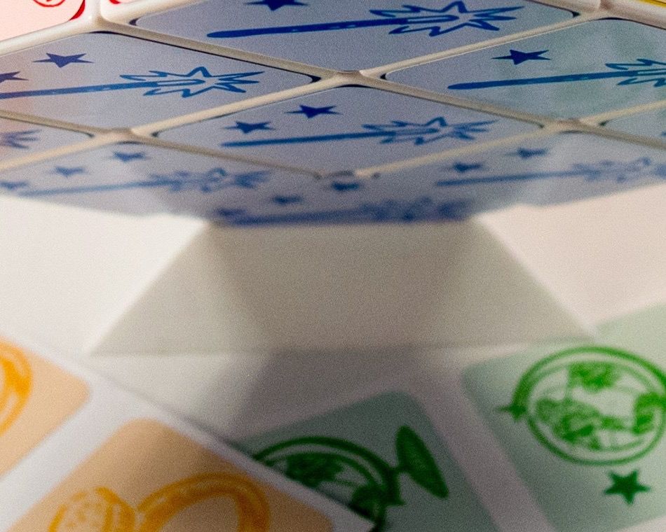 Gros plan sur le socle du cube et les planches de stickers.