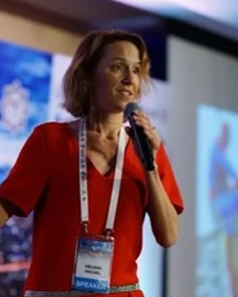 Hélène Michel speaking on stage