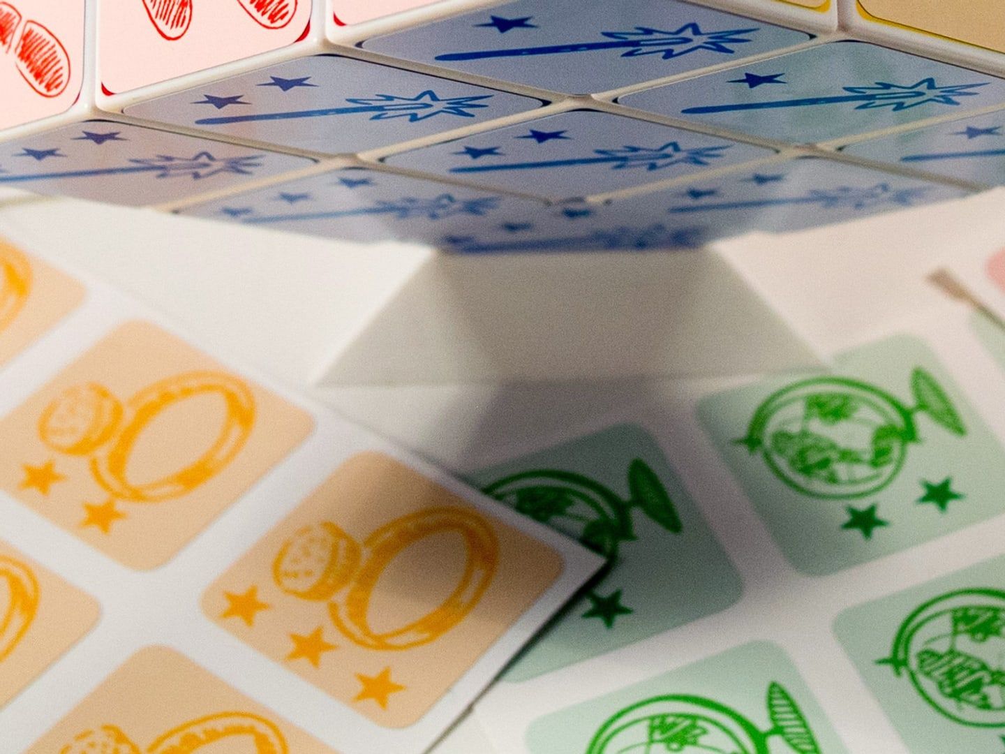 Le socle d’exposition en plastique blanc, pyramide triangulaire évidée pour poser le cube sur une pointe.
